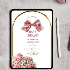 Puede incluir: Un letrero de madera rústico con el texto "Welcome to our home" en un estilo manuscrito. El letrero presenta un acabado envejecido y un diseño sencillo y acogedor.