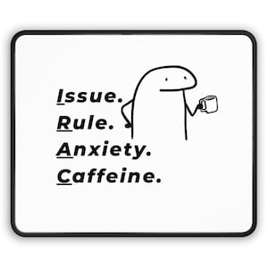 Puede incluir: Una taza de cerámica blanca con un asa negra y el texto "But First, Coffee" en negro, en negrita. La taza está sobre una superficie blanca.