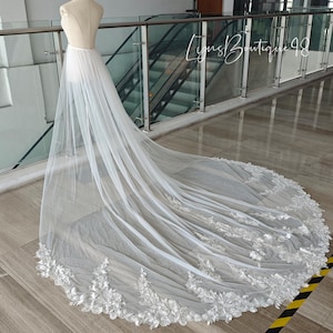 Luxuosa saia de tule longo removível em renda marfim, feita à mão em tule macio com acabamento em renda floral, sobressaia removível na altura da catedral.