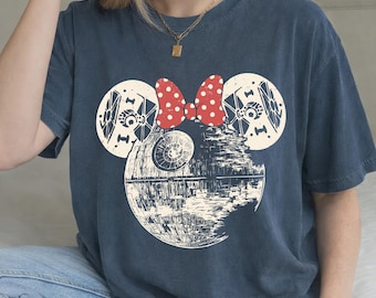 Pareja retro de Star Wars PNG, Estrella de la Muerte de Mickey, Estrella de la Muerte de Minnie, Camiseta del Día de Star Wars, Familia de Disney World PNG, Regalo de Star Wars 3 Digital