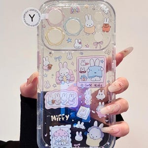 Puede incluir: Funda transparente para teléfono con diseño de conejos de dibujos animados. La funda presenta varias ilustraciones de conejos con diferentes atuendos y poses, junto con estrellas y notas musicales. También se ve el texto "Miffy" y "Cute Miffy".