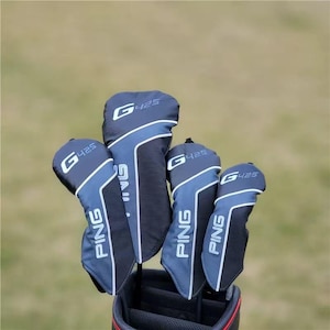 Puede incluir: Un juego de fundas para palos de golf PING G425 en una bolsa de golf. Las fundas son de color azul marino con detalles blancos y el logotipo de PING. El nombre del modelo G425 está visible.