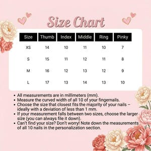 K&ouml;nnte beinhalten: Eine rosa Gr&ouml;&szlig;entabelle f&uuml;r k&uuml;nstliche Fingern&auml;gel mit Blumenmotiven und einer Tabelle f&uuml;r Daumen, Zeigefinger, Mittelfinger, Ringfinger und kleinen Finger. Die Tabelle listet die Gr&ouml;&szlig;en XS, S, M und L mit Ma&szlig;en in Millimetern auf.