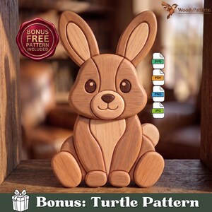 Pode incluir: Uma figura de coelho de madeira com grão castanho claro, com orelhas grandes, olhos escuros e um nariz pequeno. Um emblema circular vermelho diz BONUS FREE PATTERN INCLUDED. Ícones para ficheiros SVG, PDF, PNG e JPG são visíveis. O texto na parte inferior diz BONUS: Turtle Pattern.