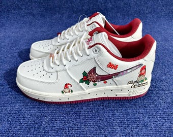Zapatillas Air Force 1 personalizadas con diseño de gnomo navideño / Estilo urbano festivo AF1 pintadas a mano