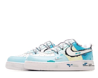 Zapatillas Air Force 1 personalizadas pintadas a mano, estilo graffiti pixelado.