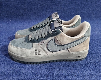 Zapatillas Air Force 1 personalizadas con caracteres chinos de dragón / Ropa urbana AF1 de ante gris