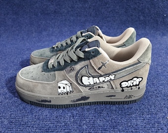 Zapatillas Air Force 1 personalizadas Grey Ghost Happy Drip / Zapatillas de dibujos animados pintadas a mano / Ropa urbana AF1 Regalo para él y para ella