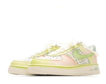 Zapatillas Air Force 1 personalizadas pintadas a mano en tonos pastel, con detalles de tweed, estilo streetwear de primavera.