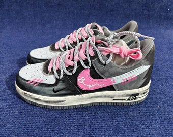 Zapatillas Air Force 1 personalizadas en negro y rosa con diseño de buena suerte / Zapatillas pintadas a mano con efecto desgastado / Zapatillas urbanas AF1, regalo para él y para ella.