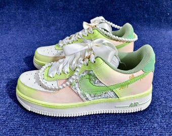Zapatillas Air Force 1 personalizadas pintadas a mano, estilo streetwear con tweed perlado en tonos pastel.