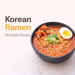 Op de afbeelding: Een witte keramische mok met een zwart handvat en de tekst "But First, Coffee" in een zwarte, handgeschreven lettertype. De mok staat op een wit oppervlak.