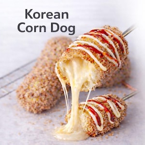 Può includere: Primo piano di Korean Corn Dogs, con un rivestimento croccante e dorato. I corn dog sono decorati con salse rosse e bianche, e il formaggio fuso fuoriesce. Il testo "Korean Corn Dog" è in alto.
