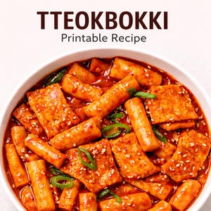 以下が含まれることがあります： 韓国の屋台料理、トッポッキが入ったボウルのクローズアップ。円筒形と長方形の餅が鮮やかな赤いソースに入っており、ゴマとネギがトッピングされています。「TTEOKBOKKI Printable Recipe」の文字が上部にあります。