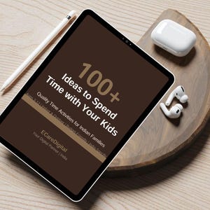 以下が含まれることがあります： 茶色の背景に「100+ Ideas to Spend Time with Your Kids」というテキストが表示されたデジタルタブレット。白いスタイラスとワイヤレスイヤホンが木製のトレイに置かれています。タブレットのテキストには「Quality Time Activities for Indian Families」も含まれています。