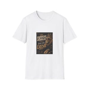 Könnte beinhalten: Ein weißes T-Shirt mit kurzen Ärmeln und einem rechteckigen Grafikdruck auf der Brust. Das Motiv zeigt einen Löwen mit Krone und Sonnenbrille, begleitet von dem Text "SUCCESS belongs to those who EXECUTE" in einer fetten Schrift.