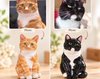 Puede incluir: Dos figuras de gato de cerámica mostradas junto a sus fotos de referencia. Una figura es un gato atigrado naranja y blanco, la otra es negra y blanca. Ambas están sentadas con detalles pintados que coinciden con los gatos de las fotos.