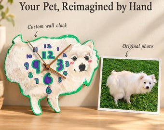 Puede incluir: Un reloj de pared personalizado con forma de perro blanco con borde verde, números morados y verdes y manecillas marrones. Al lado hay una foto original de un perro blanco sobre hierba. El texto dice: Your Pet, Reimagined by Hand.