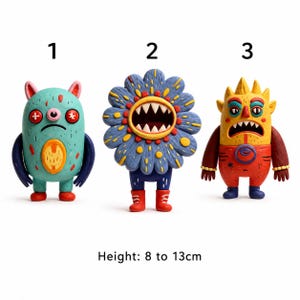 Può includere: Tre statuette di mostri numerate 1, 2 e 3. La figura 1 è verde acqua con orecchie rosa e occhi a bottone. La 2 è una creatura blu a forma di fiore con una bocca larga. La 3 è gialla e rossa con punte. Altezza: da 8 a 13 cm.