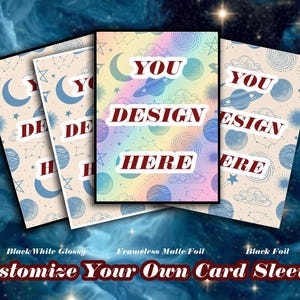 Puede incluir: Tres fundas rectangulares para tarjetas con un patrón celestial de planetas, estrellas y lunas. La funda central tiene un acabado holográfico, mientras que las exteriores tienen un fondo claro. Cada funda muestra el texto YOU DESIGN HERE.