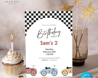 Puede incluir: Una invitación de cumpleaños con un diseño de cuadros blancos y negros en la parte superior. La invitación dice "Birthday Party" y "Sam's 2". La fecha, la hora y la información de RSVP están incluidas. La invitación presenta tres ilustraciones de coches de carreras.