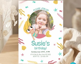 Puede incluir: Una tarjeta de invitación blanca con una foto de una niña, una ilustración de sirena y el texto "Please Join Us!" para el cumpleaños de Susie. La tarjeta incluye la fecha, hora e información de RSVP, con estrellas de mar y peces.