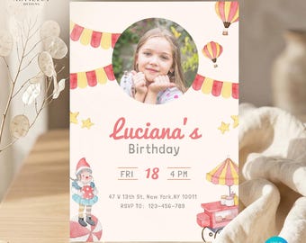 Puede incluir: Invitación de cumpleaños con una foto de una niña, el texto "Luciana's Birthday" e ilustraciones de globos aerostáticos, estrellas y un carrito de comida de circo. Se muestra la fecha y la hora. El diseño es de estilo acuarela.