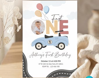 Puede incluir: Una invitación de cumpleaños con una ilustración de coche de carreras azul claro, el texto "Fast ONE" y una foto de un niño. La invitación incluye el texto "Anthony's First Birthday" y los detalles del evento. El diseño presenta globos y una carretera.