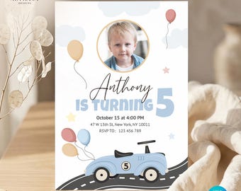 Puede incluir: Una invitación de cumpleaños con una foto de un niño, el texto "Anthony cumple 5 años" y detalles del evento. El diseño incluye un coche de carreras azul claro y globos. La invitación está sobre un fondo blanco con una opción de edición de Canva.