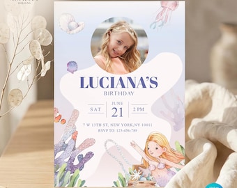Puede incluir: Una invitación de cumpleaños personalizada con una foto de una niña, el nombre "Luciana" en morado, y la fecha y hora. La invitación tiene un tema de sirena y conchas marinas, con un diseño azul claro y blanco. Se incluyen la dirección y los detalles de RSVP.