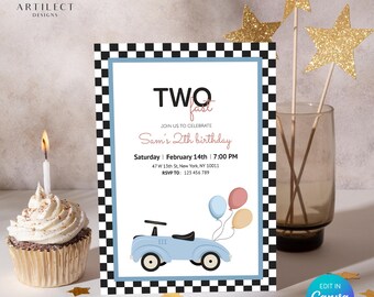 Puede incluir: Una invitación de cumpleaños con una ilustración de un coche azul, globos y el texto "TWO fast". La invitación está enmarcada con un patrón de cuadros blancos y negros. Una magdalena con una vela encendida y decoraciones de estrellas doradas están en primer plano.