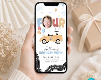 Puede incluir: Una invitación de cumpleaños digital en la pantalla de un teléfono con la foto de un niño, un coche de juguete beige con el número 4 y el texto Four Fast, Anthony's Birthday Party, Sat Oct 15 7 PM, 47 W 13th St, New York, NY 10011, RSVP 123 456 789.