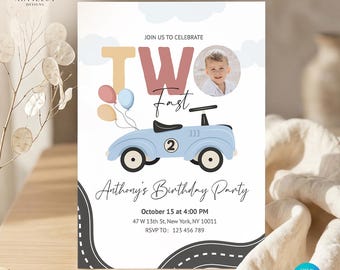 Puede incluir: Invitación de fiesta de cumpleaños con un gráfico de coche de carreras azul claro y el texto "TWO Fast". La invitación incluye el nombre "Anthony's Birthday Party", la fecha, la hora y el lugar. También se incluye una foto de un niño pequeño.