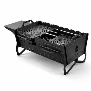 Könnte beinhalten: Schwarzer Metall-BBQ-Grill mit zwei kreisförmigen Kochrosten und einem Beistelltisch. Der Grill hat eine rechteckige Form mit abgewinkelten Beinen und einem Griff. Das Wort "BBQ" ist sichtbar.