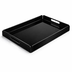 Peut inclure: Un plateau de service rectangulaire noir avec des poignées intégrées. Le plateau a une finition brillante et un design simple et moderne. Les poignées sont découpées sur les côtés du plateau. Idéal pour servir des aliments ou exposer des objets.