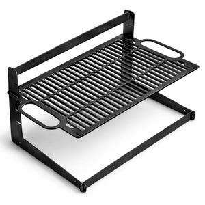 Puede incluir: Una parrilla de metal negro con forma rectangular y superficie de listones. La parrilla tiene dos asas y está diseñada para colocarse sobre una fuente de calor para cocinar. El marco es de metal negro.