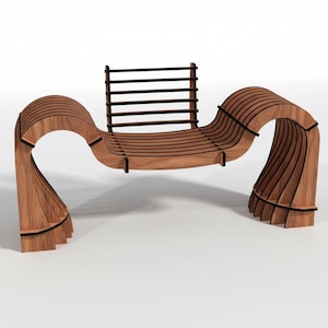 Può includere: Una moderna panca in legno dal design unico e fluido. La panca presenta una seduta e uno schienale curvi, con una serie di doghe in legno e dettagli neri. Anche le gambe sono curve, creando un aspetto a onda. La panca è realizzata in legno marrone chiaro.
