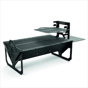 Puede incluir: Una parrilla de barbacoa de metal negro con una superficie de cocción ranurada y una plataforma lateral. La parrilla tiene una plataforma secundaria encima de la superficie de cocción y un asa a cada lado. El logotipo de BBQ es visible.