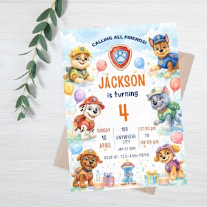 Op de afbeelding: Een witte keramische mok met een zwarte handgreep en de tekst "But First, Coffee" in een zwarte, vette letter. De mok staat op een houten oppervlak. De mok is ongeveer 10 cm hoog.