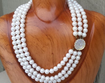 Bonito collar de perlas de triple hebra luminosa, cierre de cabujón de cristal opalescente, joyería de boda nupcial de 3 hebras múltiples