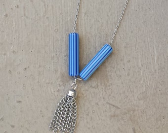 Gargantilla minimalista con borlas de cadena plateada y cuentas de tubo de lucita de rayas azules de EMMONS de los años 70, joyería / Collar de verano azul y plateado
