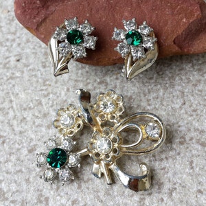 1950s Emerald Green & Clear Crystal Rhinestone Brooch Screw Back Clip Earrings Set Floral Flower Gold Demi Parure Wedding Jewelry Jewellery