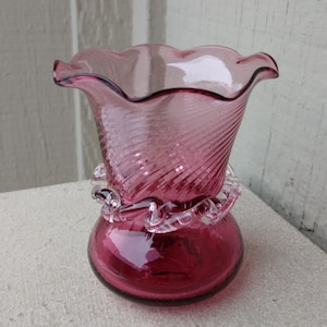 Roze Raspberry Blown Glass Toothpick Holder, Raspberry Pink Ruby Twist kleine vaas met ruffled Rim Edge