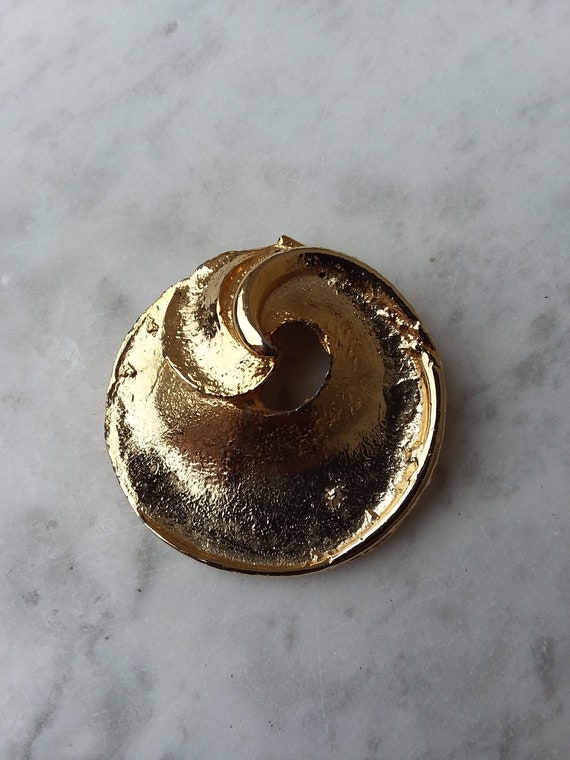 Vintage Gold Tone Round Abstract Swirl Scarf Clip,