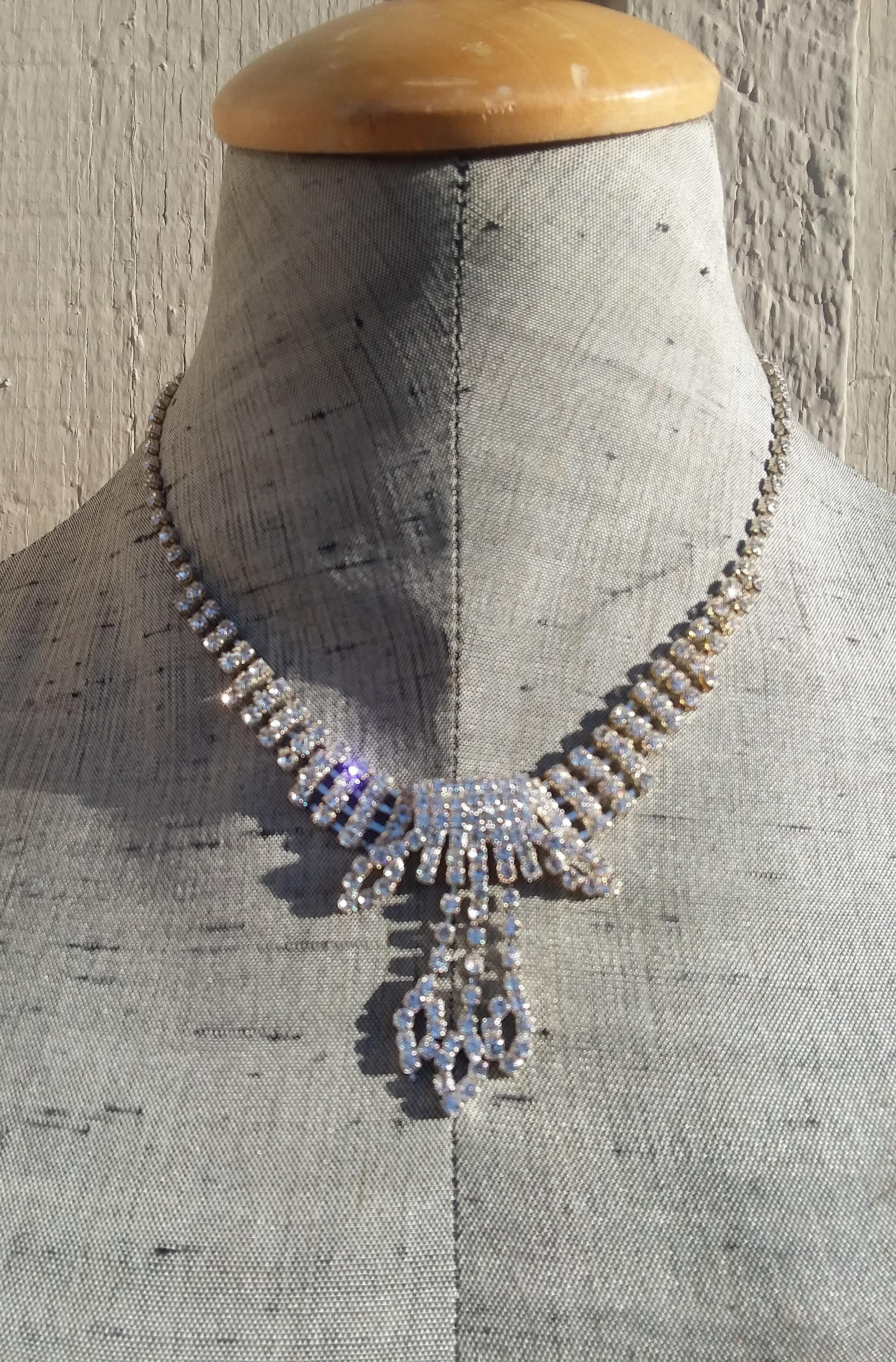 Collier Large Réglable Argenté Avec Cristaux – Style Vintage – Bijou Sans Marque