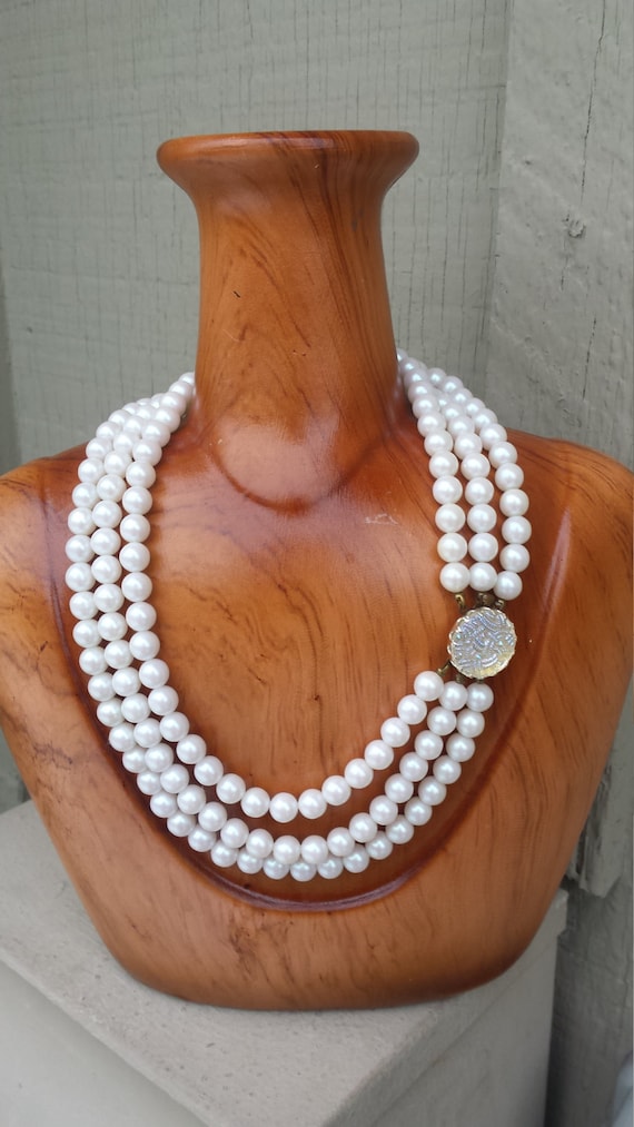 Pretty Luminous Triple Strand Pearl Necklace Opale