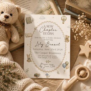 Könnte beinhalten: Eine rechteckige Babyparty-Einladungskarte mit einem gewellten ovalen Rand, die den Text A NEW CHAPTER BEGINS, Lily Bennet und Veranstaltungsdetails enthält. Das Design zeigt Illustrationen von einem Teddybären, Heißluftballon und Büchern.