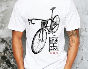 Weiches Baumwoll-T-Shirt mit handgezeichneter Bikepacking-Illustration, Aquarellfahrern und typografischer Kunst