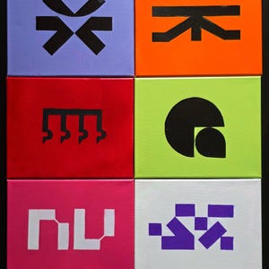 Puede incluir: Seis lienzos cuadrados con diseños geométricos abstractos. Cada lienzo presenta un color diferente: morado, naranja, rojo, verde, rosa y blanco. Los diseños son en blanco y negro, con formas como líneas, curvas y bloques.