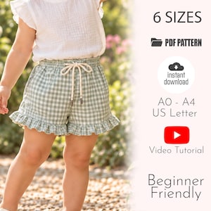 Peut inclure: Un patron de couture numérique PDF pour un short à motif vichy vert sauge et blanc, doté d'une taille élastique avec cordon de serrage blanc et d'ourlets à volants. Le texte indique 6 SIZES, PDF PATTERN, instant download, A0 - A4 US Letter, Video Tutorial, et Beginner Friendly.